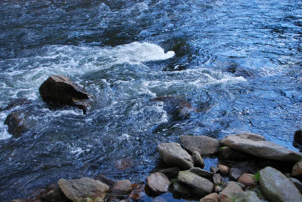 Steine Und Wildes Wasser — Stockfoto