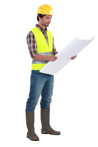 Trabalhador Construção Com Capacete Amarelo Blueprint Isolado Branco — Fotografia de Stock