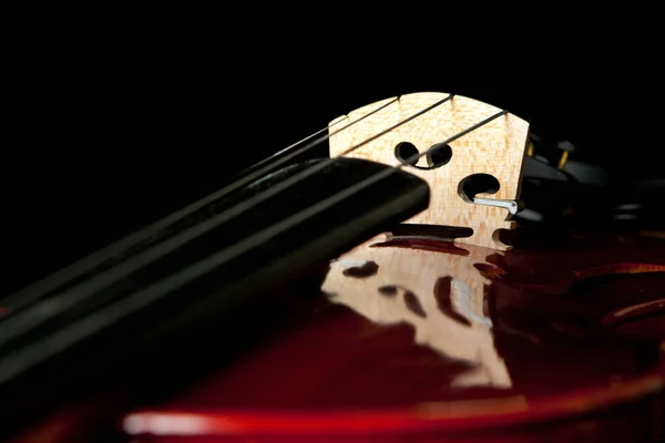 Fragmento Violino Com Estranha Reflexão Sobre Fundo Escuro — Fotografia de Stock