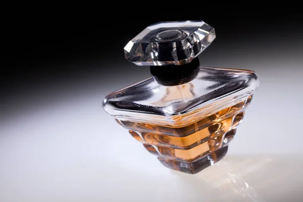 Butelki Perfum Czarno Białe Tło — Zdjęcie stockowe