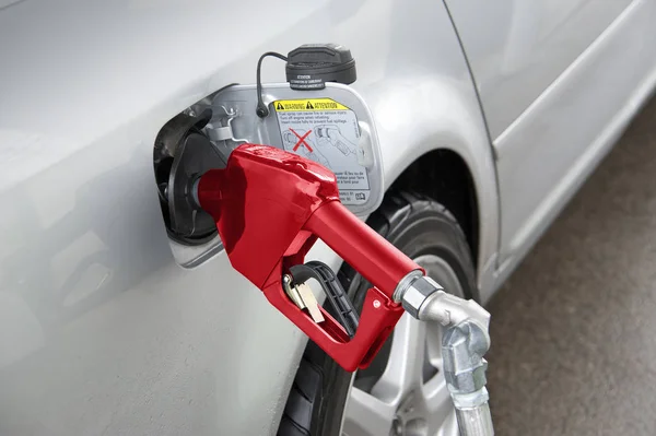 Bombear Gasolina Una Estación Servicio — Foto de Stock