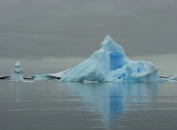 Klimaatverandering Arctische Ijsberg — Stockfoto
