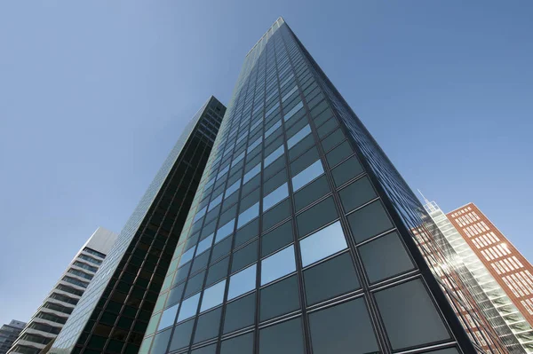 ビジネス街に緑の高層オフィスビル群 — ストック写真