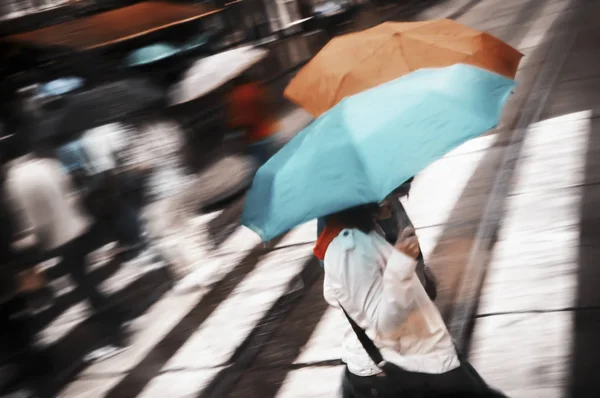 Duas Mulheres Sob Guarda Chuva Chuva Atravessando Uma Rua — Fotografia de Stock