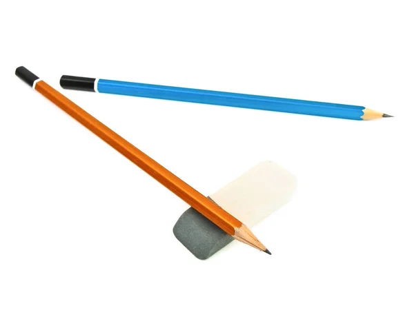 Zwei Bleistifte Und Radiergummi Vor Weißem Hintergrund — Stockfoto