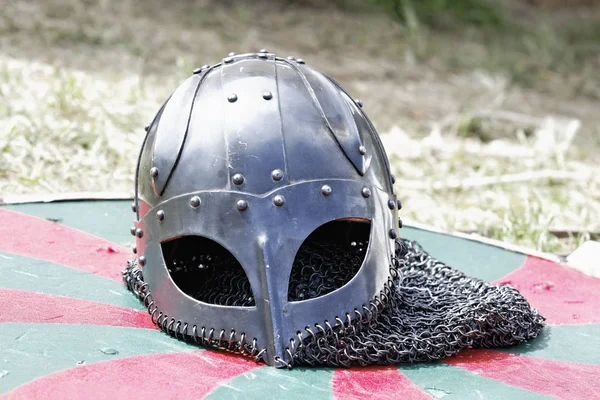 Helm Und Rüstung Des Ritters — Stockfoto