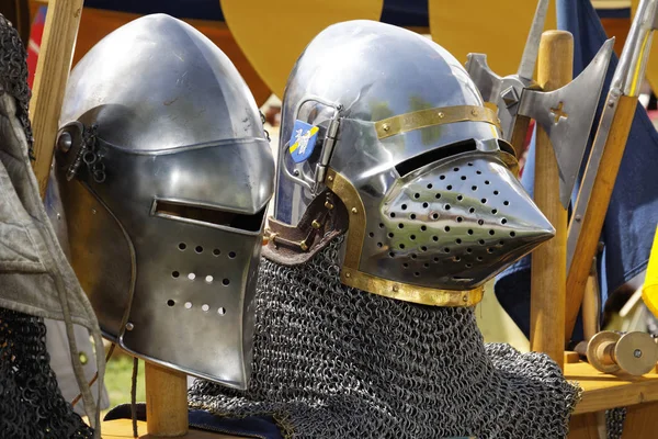 Mittelalterlicher Ritter Rüstung Und Helm — Stockfoto