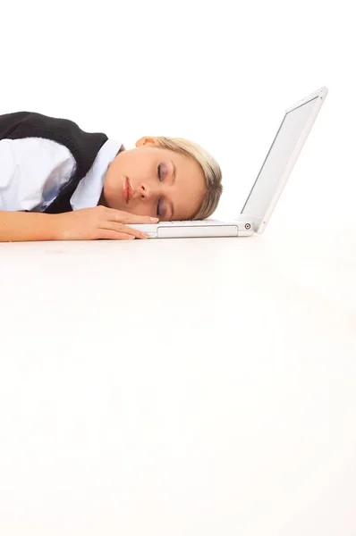 Très Fatigué Businesswoman Dormir Sur Son Ordinateur Portable Tout Étant — Photo
