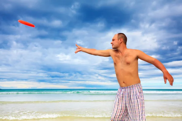 Νεαρός Πετάει Ένα Φρίσμπι Στην Παραλία — Φωτογραφία Αρχείου