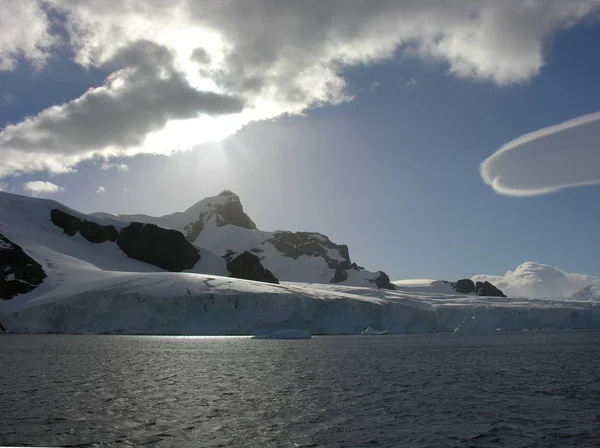 白色冰冻的冰山 冰和冰 — 图库照片