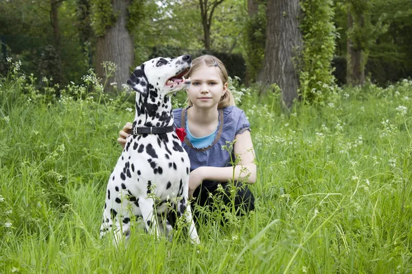 Menina Com Cão Dia Quente Primavera — Fotografia de Stock