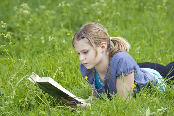 Little Girl Reading Book Outdoor Warm Spring Day — Stock Photo, Image