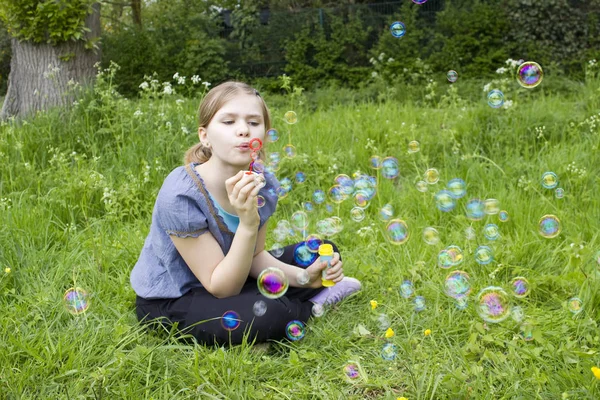 Klein Meisje Blazen Zeepbellen — Stockfoto