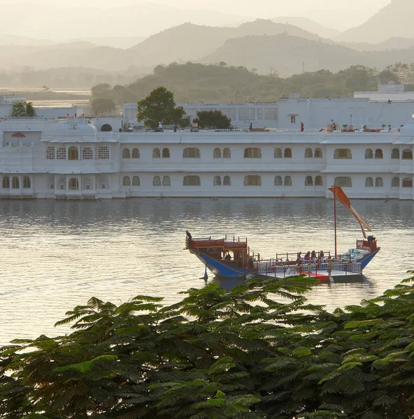 Disparo Nocturno Del Palacio Del Lago Udaipur Una Ciudad Situada — Foto de Stock