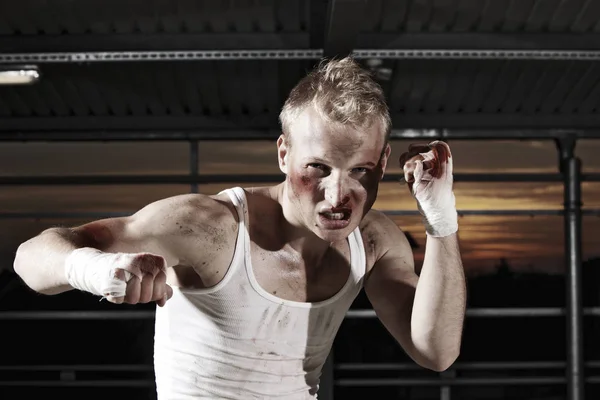 Joven Los Guantes Boxeo Golpeando Bolsa — Foto de Stock