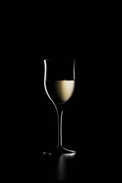 黑色背景的酒杯 — 图库照片