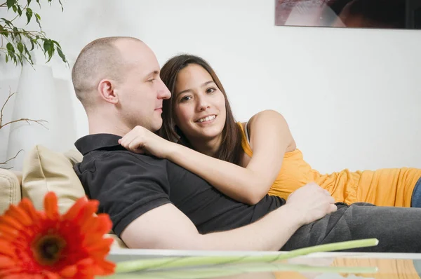 Retrato Parte Superior Corpo Jovem Casal Casa Braço Braço Deitado — Fotografia de Stock