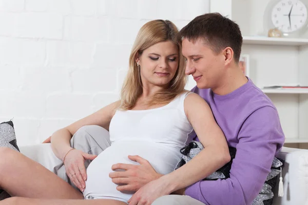 Mujer Embarazada Feliz Con Marido Sentado Sofá Casa —  Fotos de Stock