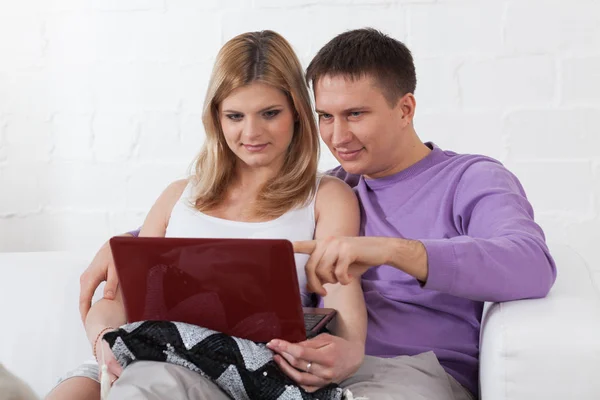 Gelukkig Zwanger Gezin Met Laptop Zitten Een Bank Van Het — Stockfoto