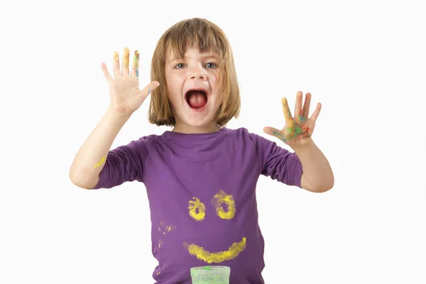 Mädchen Malt Mit Fingerfarben Ein Gesicht Auf Ihren Pullover — Stockfoto