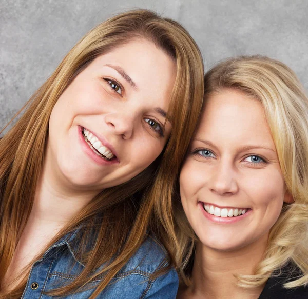 Retrato Duas Jovens Alegremente Sorridentes Olhando Diretamente Para Câmera Estúdio — Fotografia de Stock