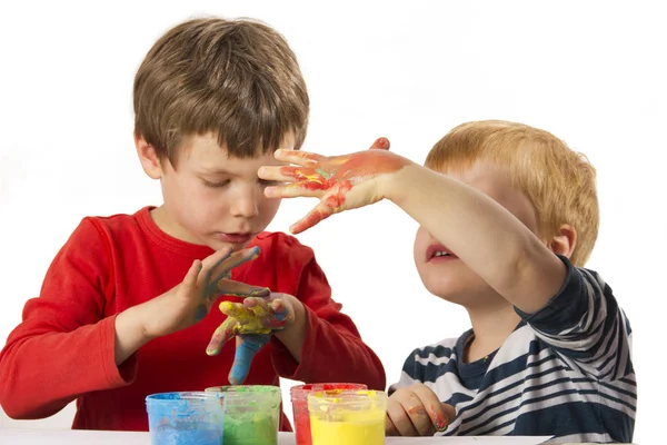 Çocuklar Parmak Rengiyle Resim Yapar Onunla Eğlenirler — Stok fotoğraf