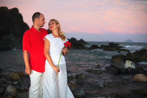 Jeune Couple Près Océan Avec Des Fleurs Coucher Soleil — Photo