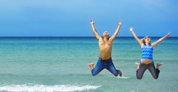 Pareja Joven Saltando Playa Tropical Mucho Espacio Copia — Foto de Stock