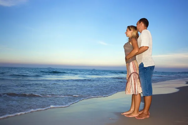 Young Couple Ocean Sunset Time — Stock Photo, Image