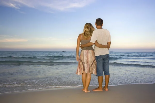 Pareja Joven Cerca Del Océano Atardecer —  Fotos de Stock