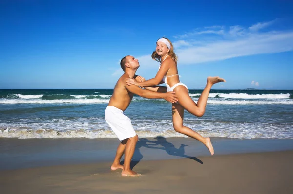 Jovem Casal Divertir Praia Tropical — Fotografia de Stock