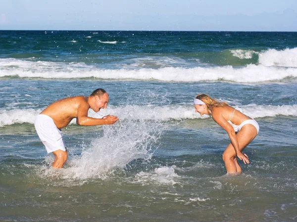 若いカップルは熱帯のビーチで楽しい時間を過ごしています — ストック写真
