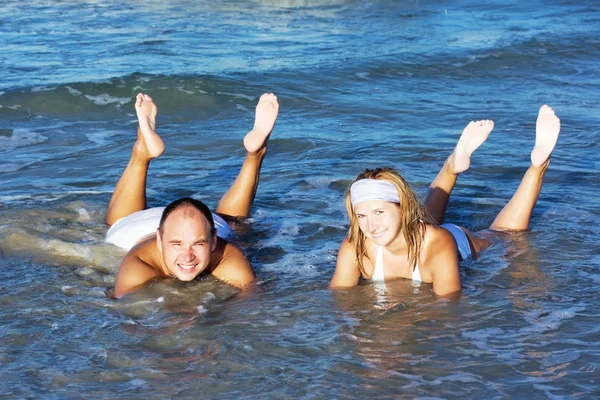 若いカップルはビーチで楽しい時間を過ごしています — ストック写真
