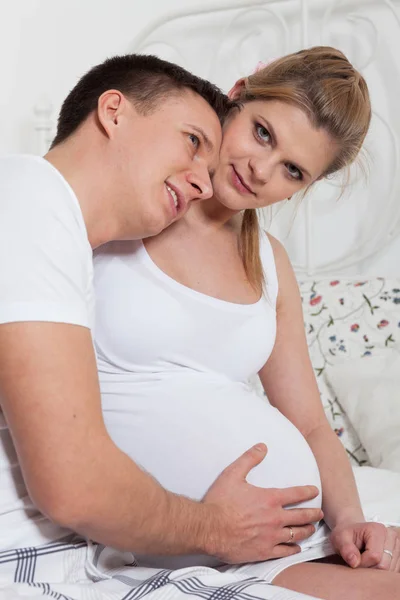 Feliz Familia Embarazada Sentarse Cama Casa —  Fotos de Stock