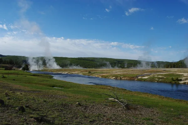 Rio Furo Fogo Através Área Gêiser Parque Nacional Yellowstone Wyoming — Fotografia de Stock