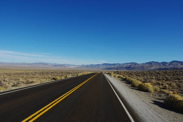 Nevada Çölün Ortasından Otoyol — Stok fotoğraf