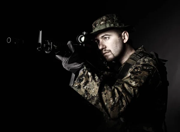 Kaukasische Soldaat Met Geweer Donkere Achtergrond — Stockfoto