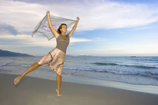 Молодая Женщина Танцует Океана Закате — стоковое фото
