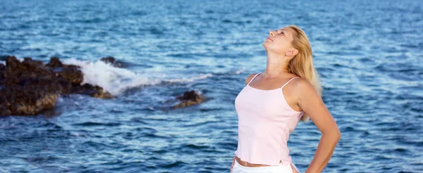 Jovem Mulher Desfrutar Perto Oceano — Fotografia de Stock