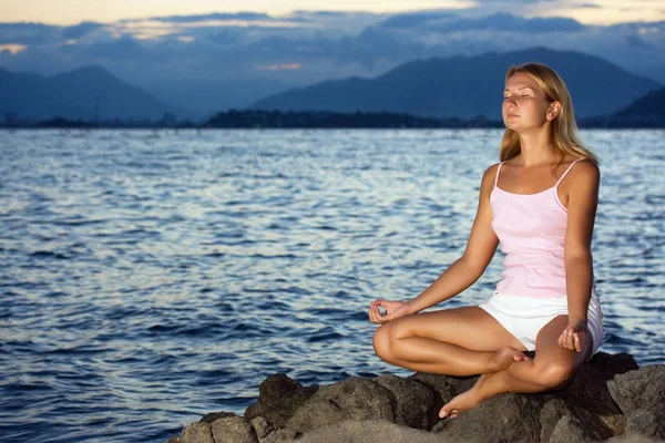 Jovem Mulher Meditando Pôr Sol Perto Oceano — Fotografia de Stock