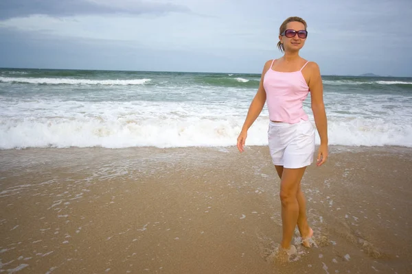 Mladá Žena Kráčí Blízkosti Oceánu Slunečních Brýlích — Stock fotografie