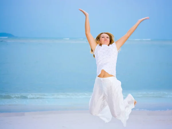 Молодая Женщина Прыгает Тропическому Пляжу — стоковое фото