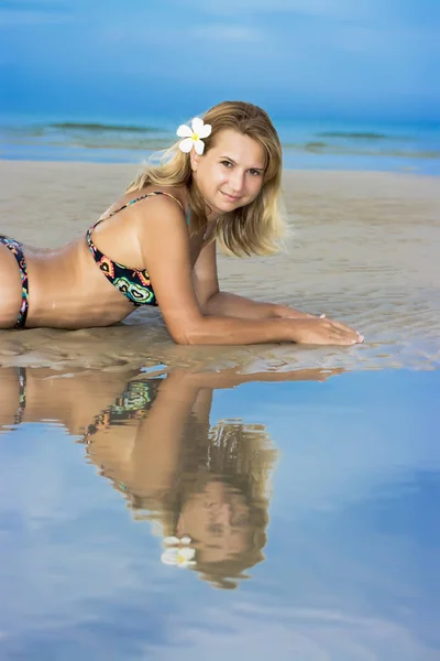 Reflet Jeune Femme Avec Fleur Plimeria Sur Plage Tropicale — Photo