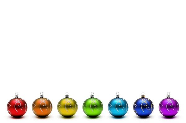 白色背景下孤立的球的圣诞彩虹 — 图库照片