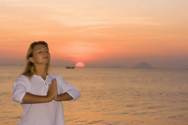 Mujer Joven Haciendo Ejercicios Yoga Amanecer —  Fotos de Stock