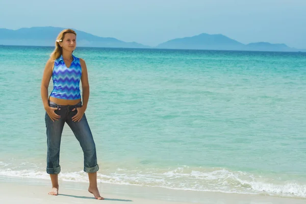 Krásná Mladá Žena Pózující Tropické Pláži — Stock fotografie