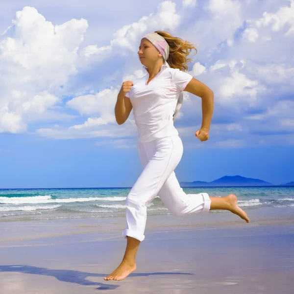 Mujer Joven Corriendo Playa — Foto de Stock