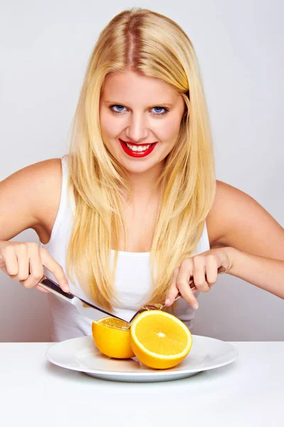 Heureuse Jeune Femme Mangeant Des Fruits Avec Argenterie — Photo