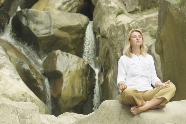 Mujer Joven Haciendo Ejercicios Yoga Sobre Fondo Cascada —  Fotos de Stock