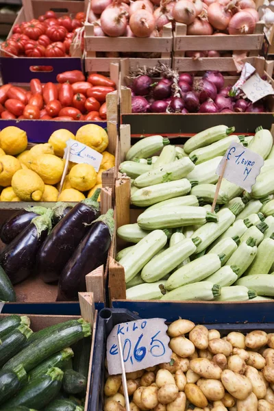 Punto Muerto Mercado Con Montón Frutas Verduras Colores Diferentes Catania — Foto de Stock